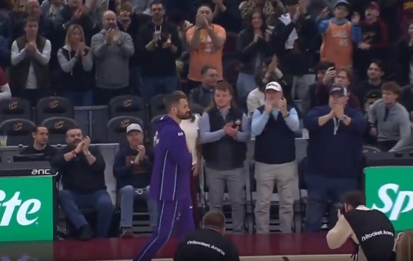 青春的回忆！骑士主场致敬乐福 所有观众起立鼓掌欢呼！